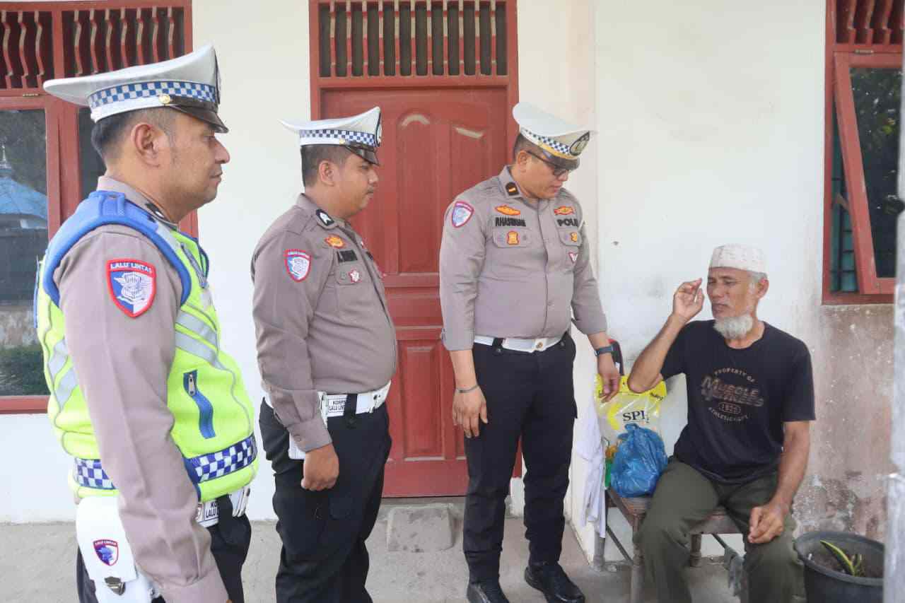 Satlantas Polres Batu Bara Berbagi Sembako untuk Masyarakat dalam Program Jumat Berkah