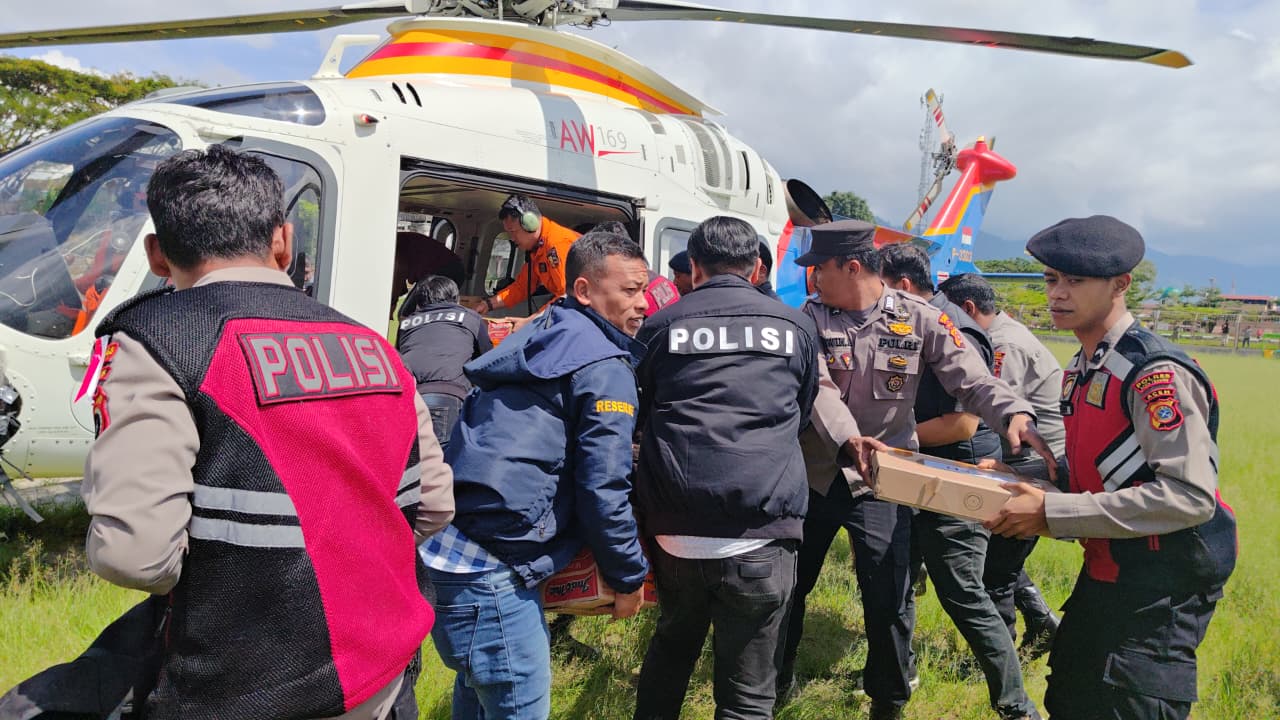 Polri Kirim Bantuan Logistik Via Udara, untuk Korban Banjir Aceh dan Sumatera Utara