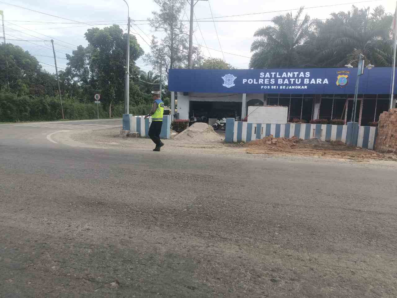 Personel Sat Lantas Polres Batu Bara Aktif Melaksanakan Pengaturan Lalu Lintas