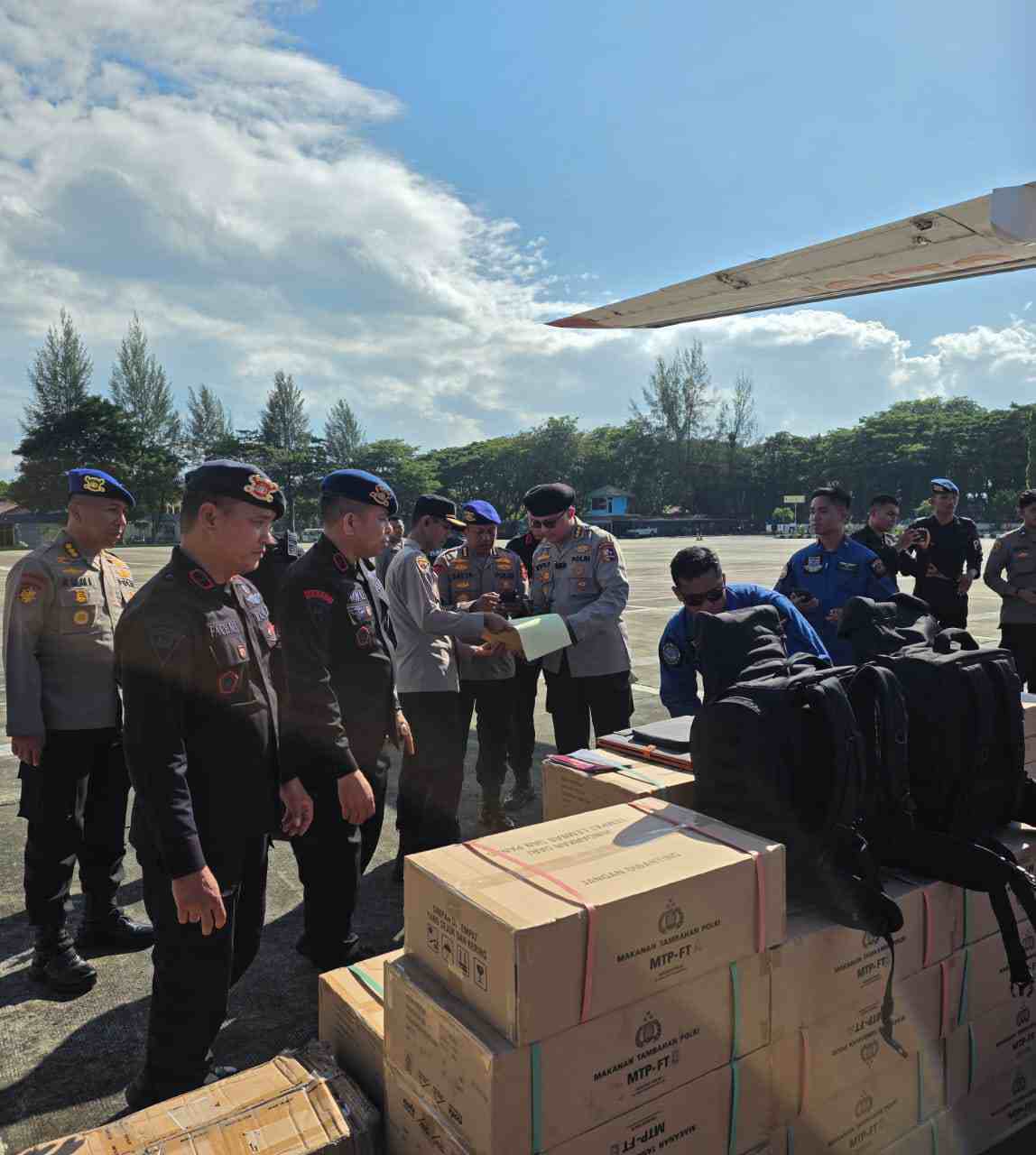 ‎Polri All Out !!! Kerahkan Bhayangkara Serentak dari Jalur Darat, Laut dan Udara, Hadir Peduli Kemanusiaan