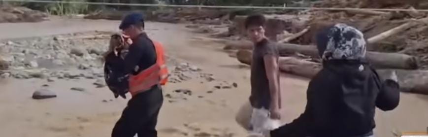 Aksi Heroik Brimob Gendong Bayi Seberangi Jembatan Nyaris Roboh di Tapanuli Selatan