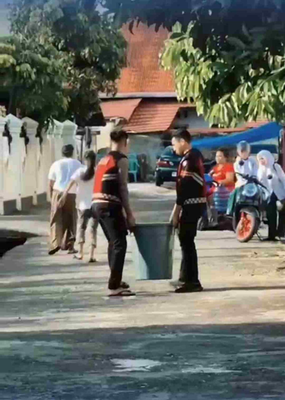 Direktorat Samapta Polda Sumatera Barat Salurkan Bantuan Air Bersih Pasca Bencana