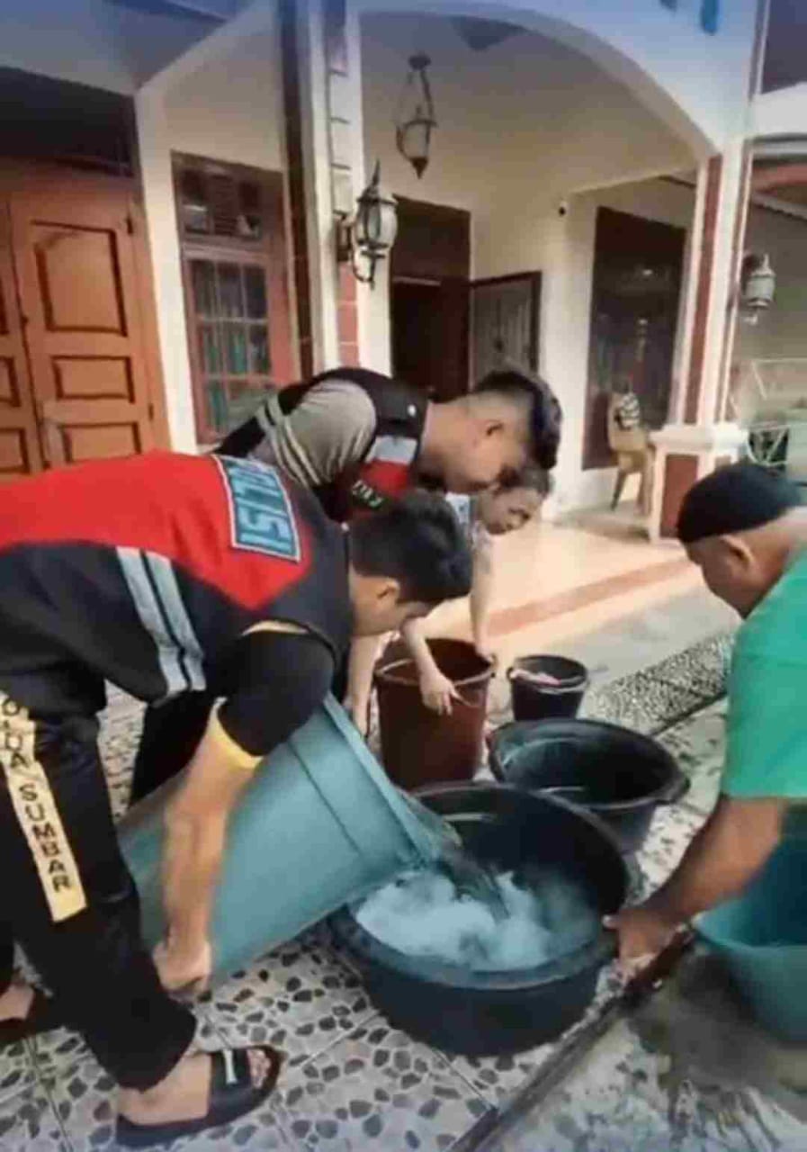 Direktorat Samapta Polda Sumatera Barat Salurkan Bantuan Air Bersih Pasca Bencana