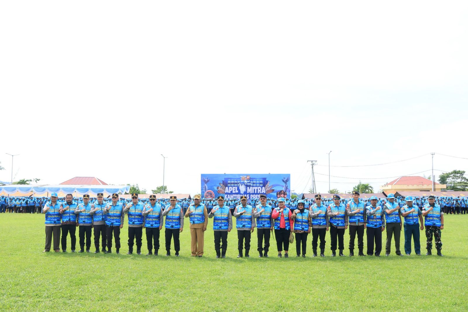 Wakapolri Tinjau UMKM, Bakes, dan Pembagian Perlengkapan Sekolah Usai Apel Mitra Kamtibmas di Papua