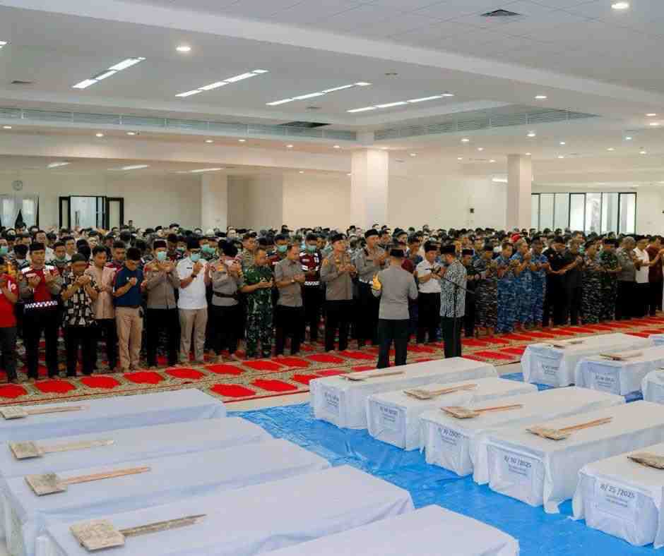 Kapolda Sumbar Pimpin Shalat Jenazah 24 Korban Banjir di Masjid Raya Al Minangkabawi