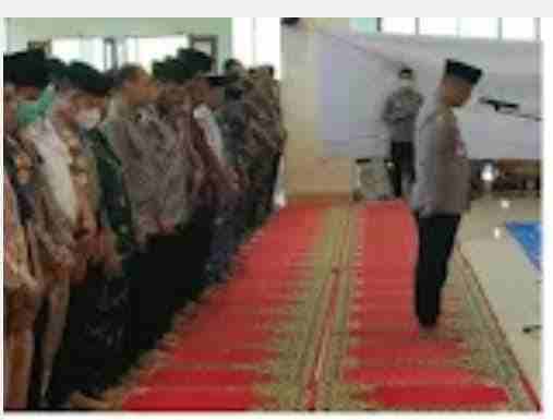 ‎Momen Haru Masjid Raya Sumbar, Kapolda Sumbar Imam Sholat Goib, Polri Untuk Korban Bencana