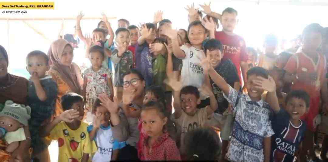 ‎Srikandi Polwan Polres Langkat, Hadirkan Ceria Untuk Anak-Anak Korban Banjir