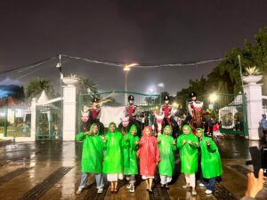 Polisi Berkuda Curi Perhatian di Malam Tahun Baru Monas, Warga Antusias Berfoto