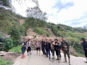 Polres Aceh Tengah Jangkau Wilayah Terisolir, Pastikan Kondisi Bayi Viral dan Berikan Layanan Kesehatan Bagi Warga