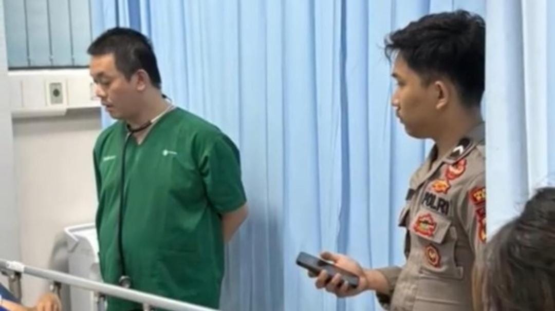 ‎Respons Cepat Call Center 110, Polisi Dobrak Rumah Evakuasi Warga Pingsan di Bekasi