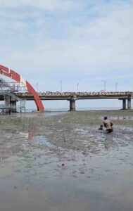 Polisi Selamatkan Dua Anak Terjebak Lumpur di Pantai Kenjeran Surabaya