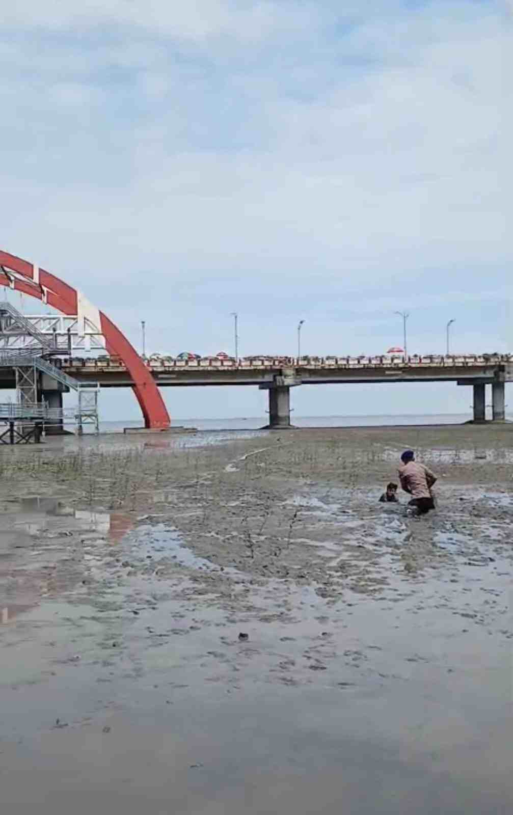 Polisi Selamatkan Dua Anak Terjebak Lumpur di Pantai Kenjeran Surabaya