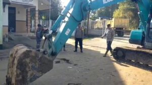 Kapolri Kirim Alat Berat, Polres Pidie Bersama Warga Bersihkan Lumpur Pascabanjir