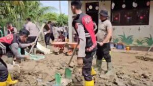 Polres Pidie Jaya Bersama Masyarakat Gotong Royong Pulihkan Fasilitas Pendidikan Pascabanjir