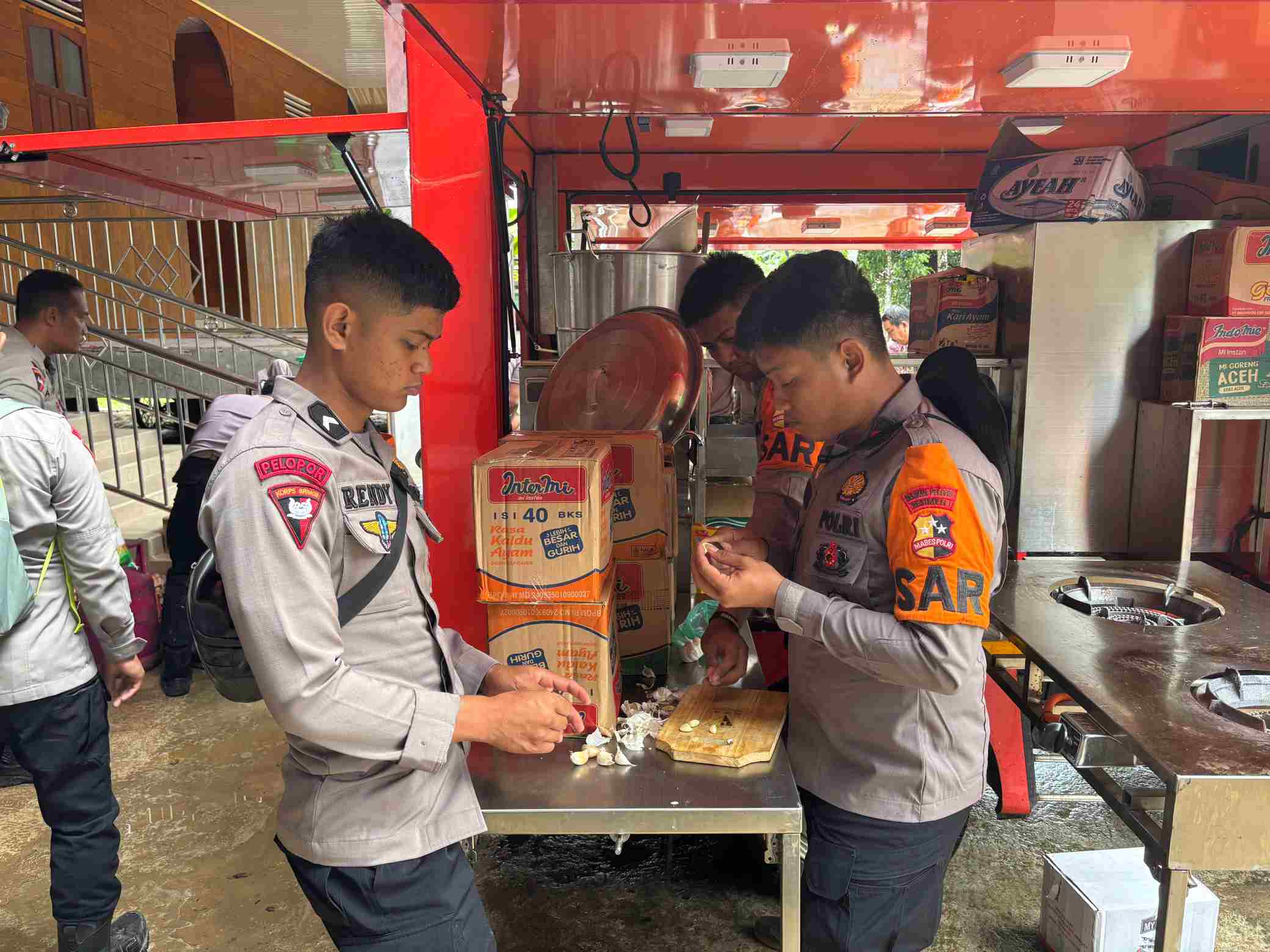 Polri Terus Dampingi Pemulihan Pascabencana di Padang Pariaman, Fokus Pemenuhan Kebutuhan Dasar dan Pemulihan Akses