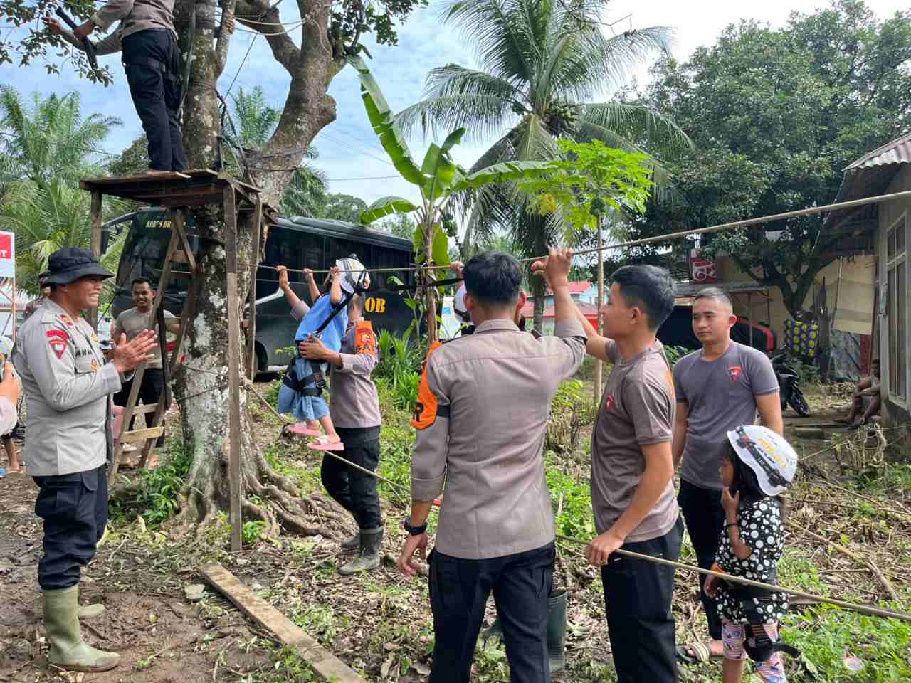 Pulihkan Keceriaan Anak-anak Pascabencana, Polri Gelar Trauma Healing dengan Flying Fox di Kayu Pasak