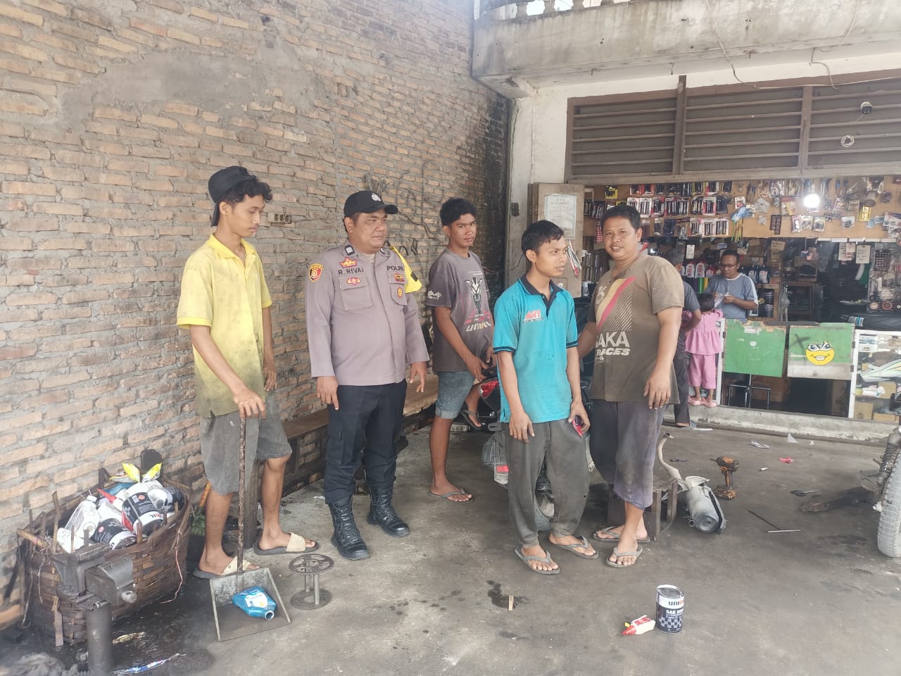 Bhabinkamtibmas Polsek Medang Deras Sambangi Warga Pematang Nibung, Edukasi Kamtibmas dan Tangkal Hoax