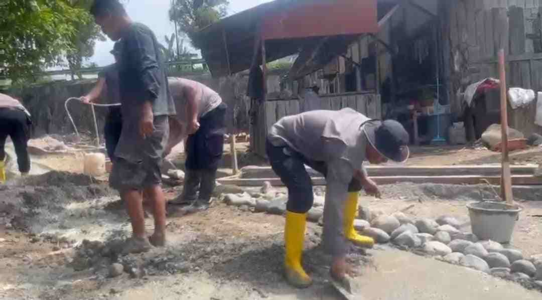 Brimob Polda Sumbar Bangun Jembatan Darurat, Pulihkan Akses Antara Kataping dan Sungai Buluah