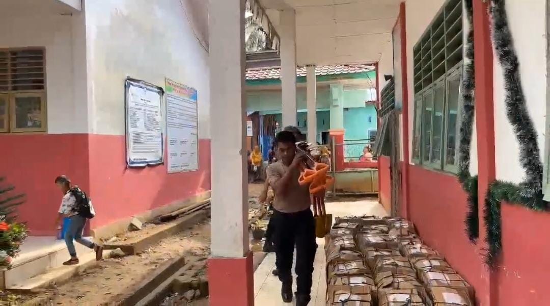 Brimob Polda Sumut Bersama Dinas Pendidikan Tapanuli Tengah Salurkan Bantuan Perlengkapan Sekolah ke Sekolah Darurat