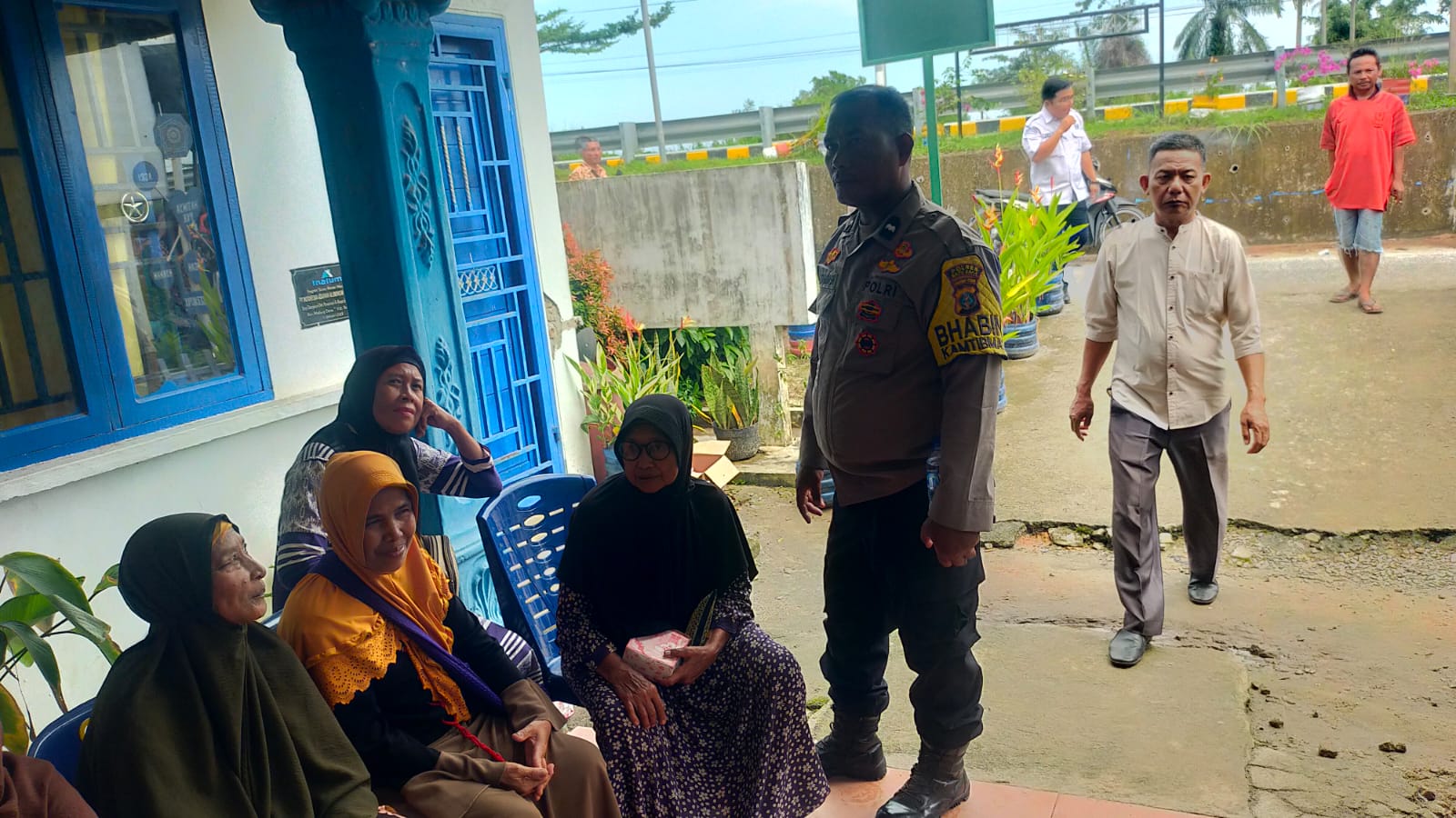 Bhabinkamtibmas Polsek Medang Deras Sambangi Desa, Sosialisasi Antisipasi Kejahatan Jalanan dan Geng Motor