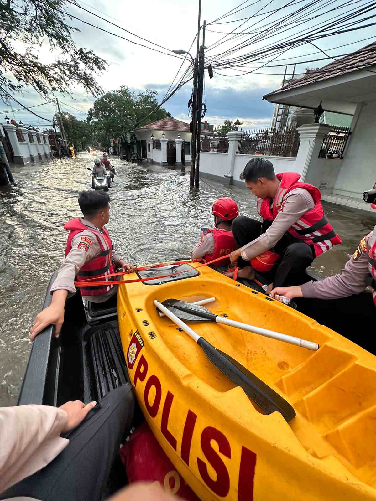 Personel Detasemen Perintis Korsabhara Baharkam Polri Evakuasi Warga Terdampak Banjir di Cilincing