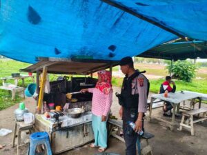 Sat Samapta Polres Batu Bara Laksanakan Cooling System, Sampaikan Pesan Kamtibmas Kepada Masyarakat dan Pedagang