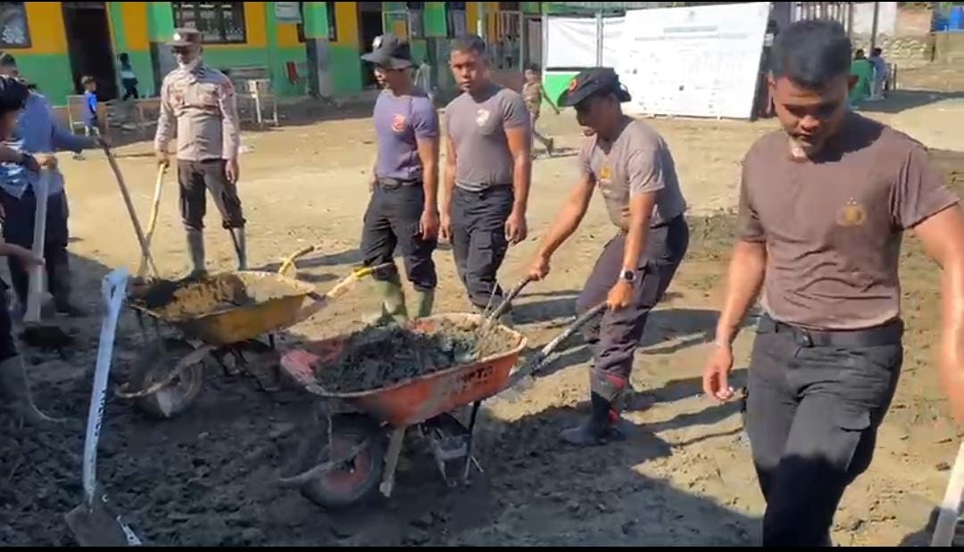 Dukungan Pendidikan Pulih Cepat Pascabanjir, Polres Pidie Jaya Bersihkan Sekolah MIN 1
