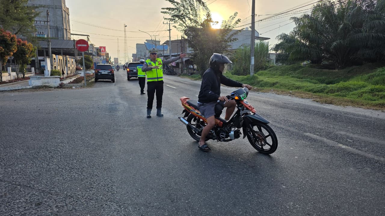 Sat Lantas Polres Batu Bara Giat Pengaturan Lalu Lintas Pagi, Pastikan Kamseltibcarlantas Kondusif