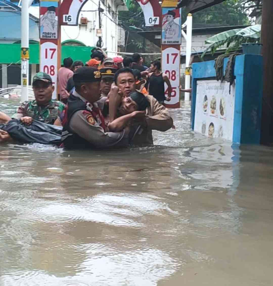Polri Gerak Cepat Atasi Banjir di Cakung, Kerahkan Personel, Peralatan, dan Dapur Lapangan untuk Bantu Warga