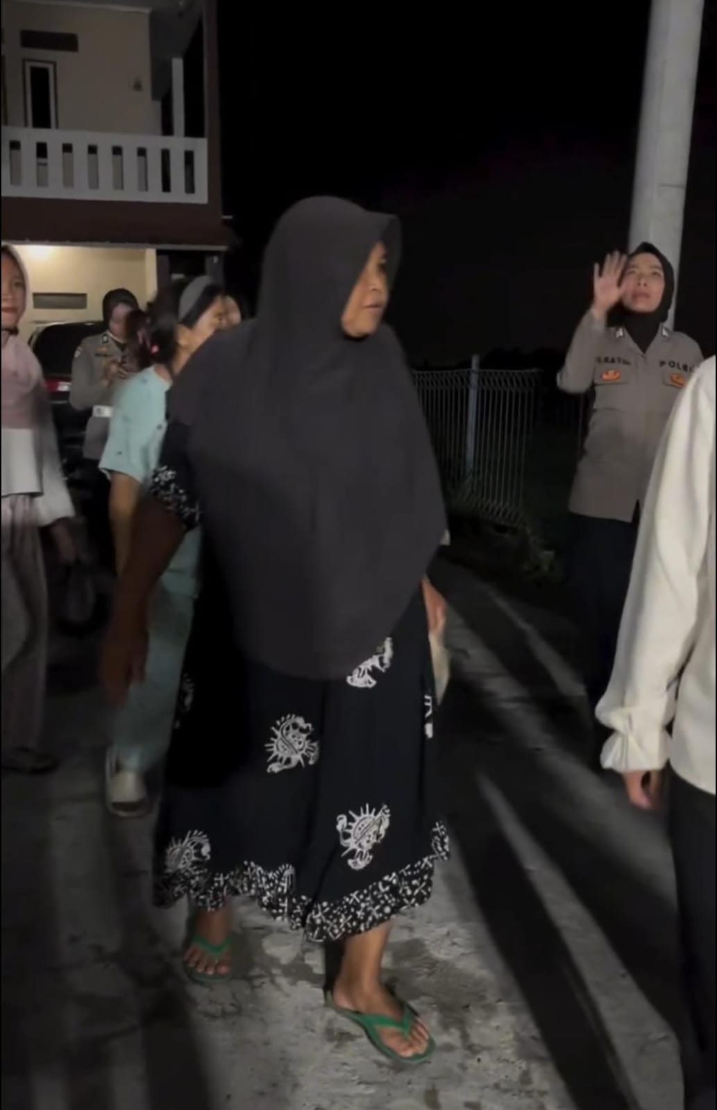 Polri hadir di tengah masyarakat saat musibah Banjir Karawang melanda.