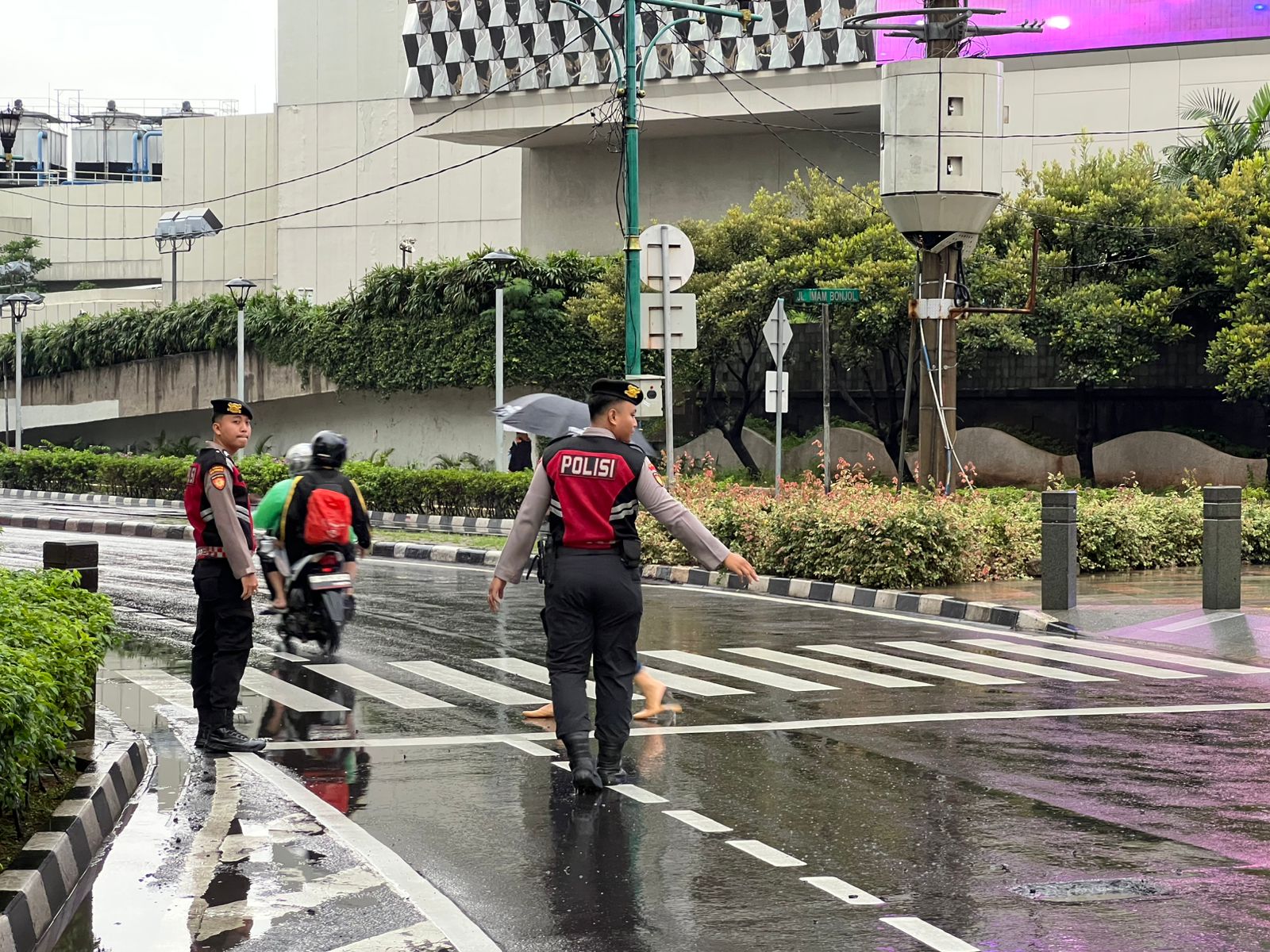 Personel Detasemen Perintis Polri Intensifkan Pengamanan Monas, Jamin Keamanan dan Kenyamanan Masyarakat
