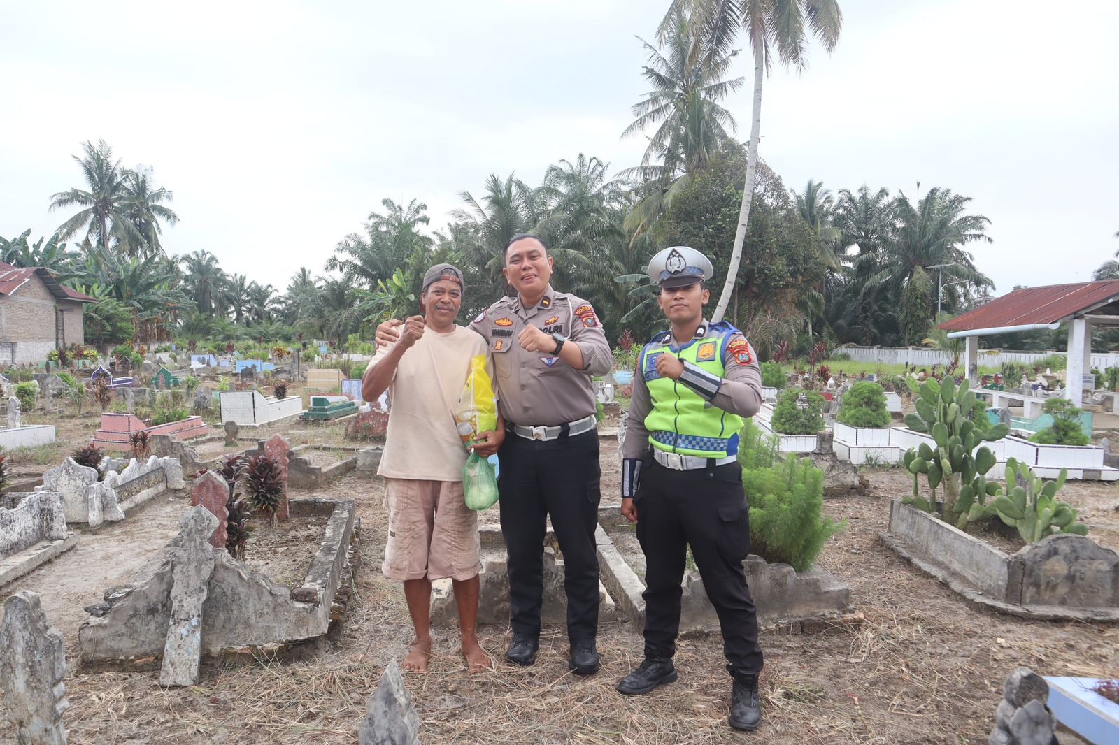 Jumat Berkah, Sat Lantas Polres Batu Bara Bagikan Sembako kepada Pekerja Jalanan