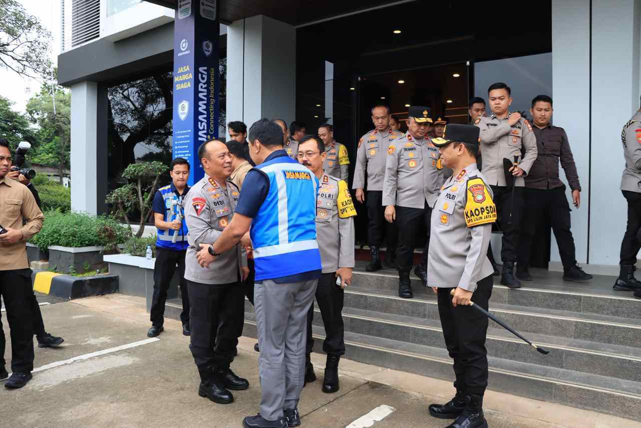 Kakorsabhara Baharkam Polri Dampingi Wakapolri Pantau Arus Balik Nataru di Jatiasih