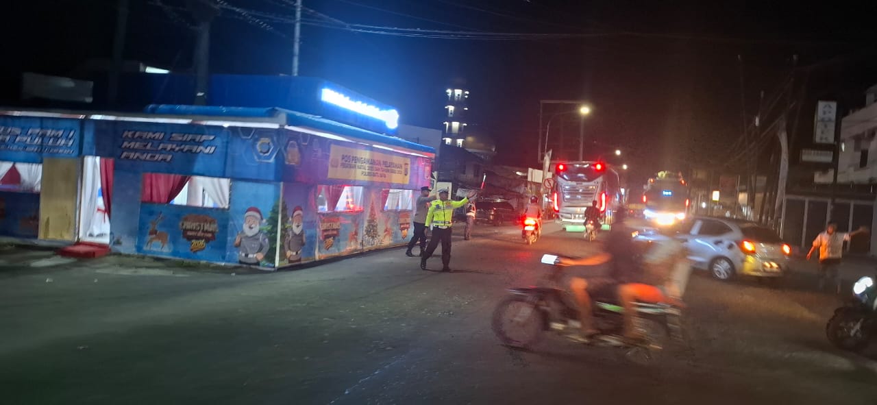 Pos Pam I Simpang IV Lima Puluh Polres Batu Bara Intensifkan Pengaturan Malam, Berikan Informasi Terkini Arus Lalu Lintas