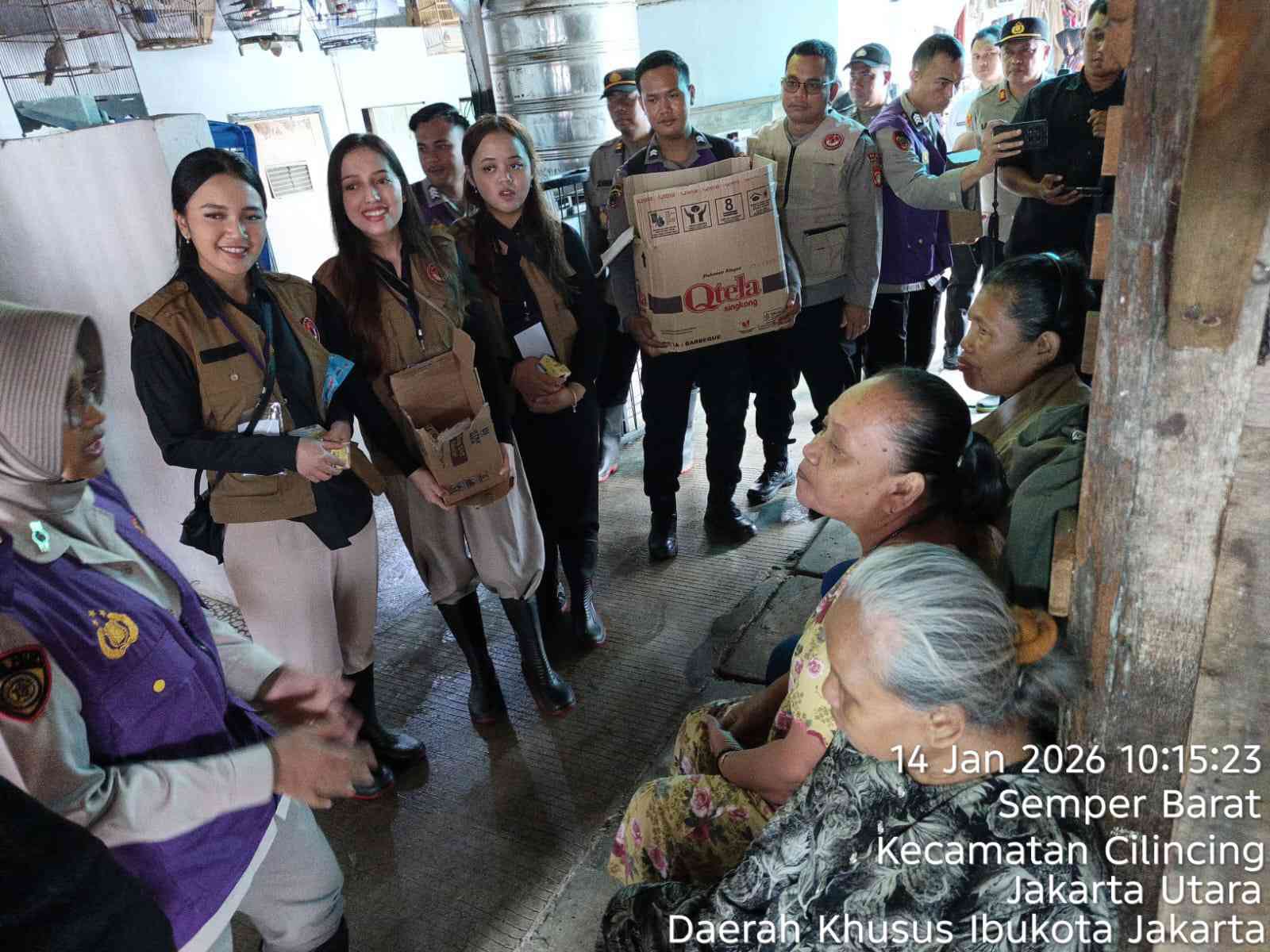 Tim Trauma Healing Polri Bersama Relawan UI Hadir Bersama Warga Pascabanjir di Cilincing