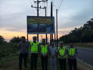 Cegah Kecelakaan, Satlantas Polres Batu Bara Pasang Spanduk Peringatan di Jalur Rawan Laka