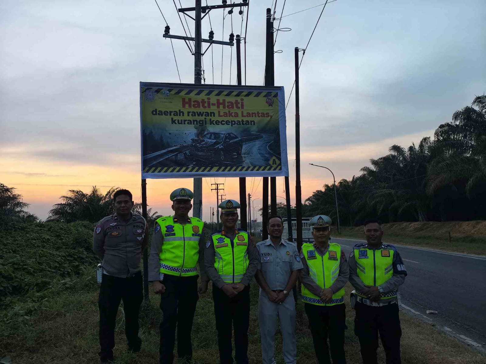 Cegah Kecelakaan, Satlantas Polres Batu Bara Pasang Spanduk Peringatan di Jalur Rawan Laka