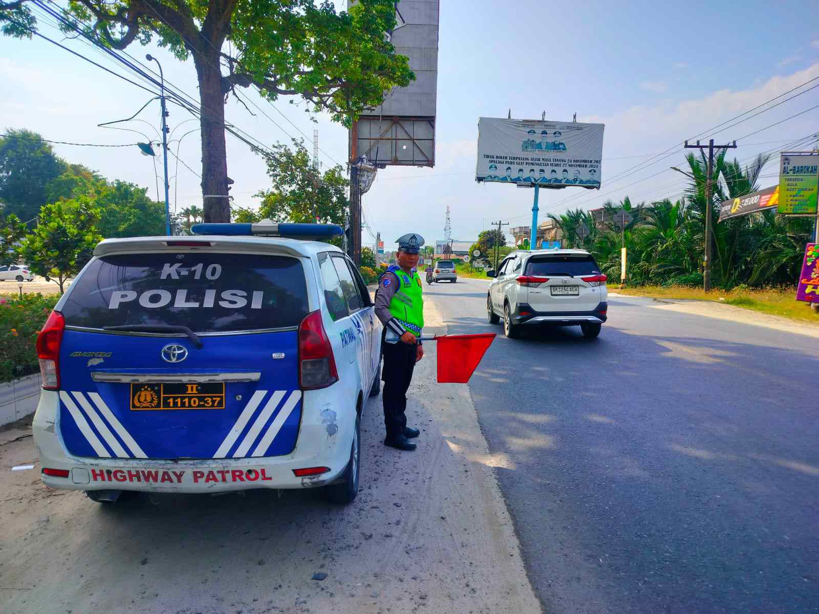 Akhir Pekan, Sat Lantas Polres Batu Bara Kembali Ingatkan Pengendara dengan “Kibas Bendera Merah” di Jalinsum Indrapura