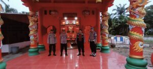 Polsek Lima Puluh Sterilisasi Kelenteng Gunung Santi, Jamin Keamanan Perayaan Imlek