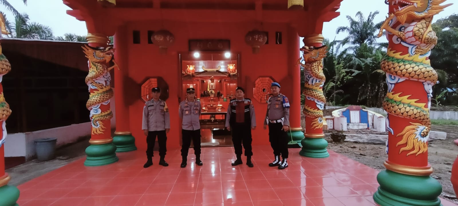 Polsek Lima Puluh Sterilisasi Kelenteng Gunung Santi, Jamin Keamanan Perayaan Imlek