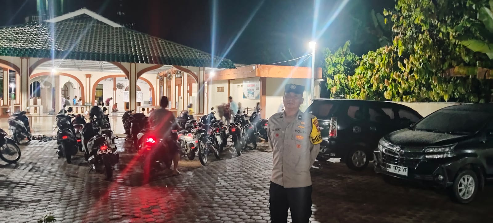 “Khusyuk Beribadah, Aman Terjaga!”, Polsek Lima Puluh Hadirkan Rasa Aman Selama Salat Tarawih di Masjid Al-Ikhlas