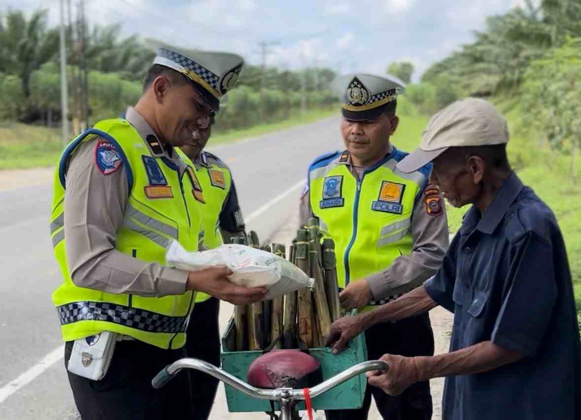 Jumat Berkah, Satlantas Polres Batu Bara Berbagi Sembako untuk Masyarakat