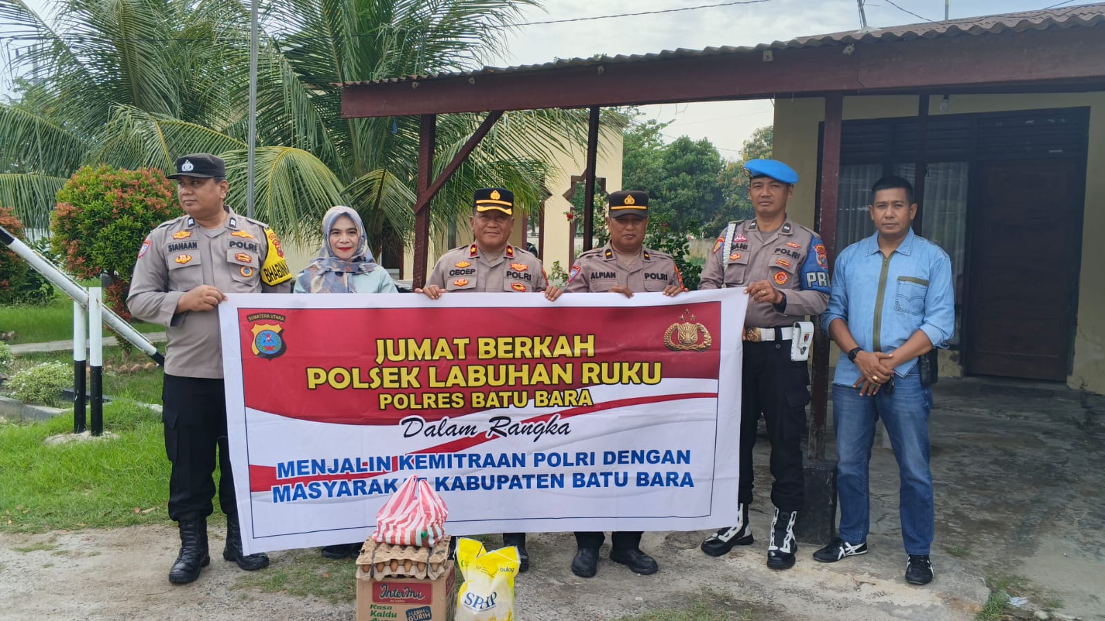 Polsek Labuhan Ruku Gelar Jumat Berkah, Berbagi Sembako untuk Kaum Duafa