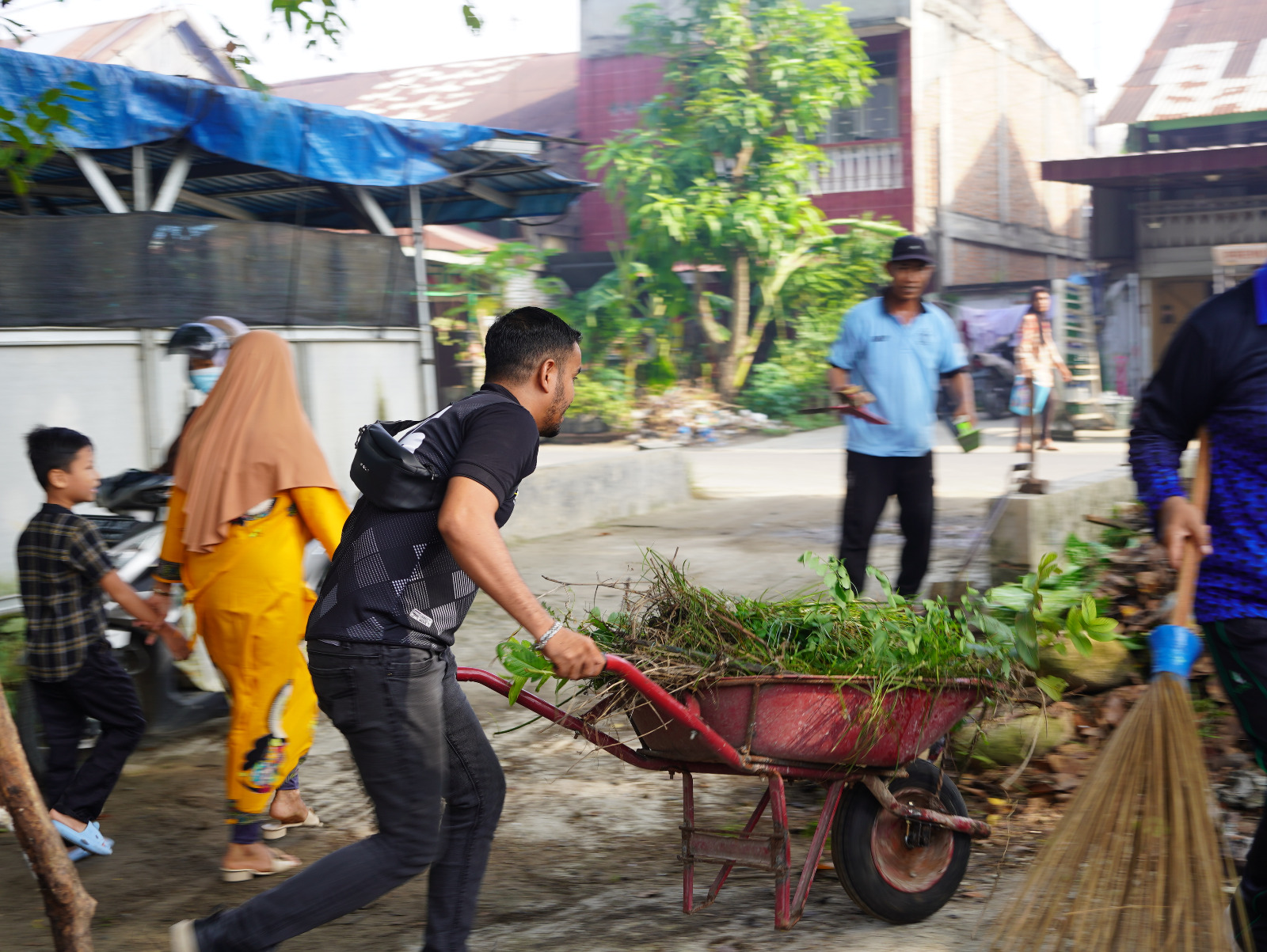 Dalam Rangka Hari Bhakti Pemasyarakatan ke-62, Rutan Pangkalan Brandan Gelar Gotong Royong Bersihkan Lingkungan