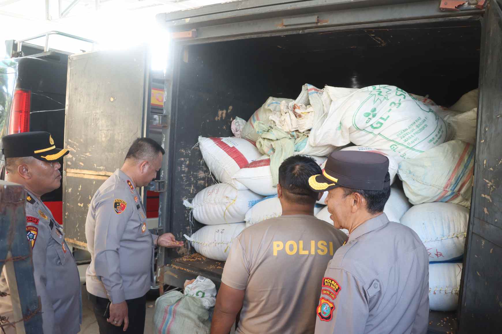 Kapolres Batu Bara Bantu Distribusikan 49 Ton Jagung ke Bulog Asahan, Dukung Program Ketahanan Pangan Nasional