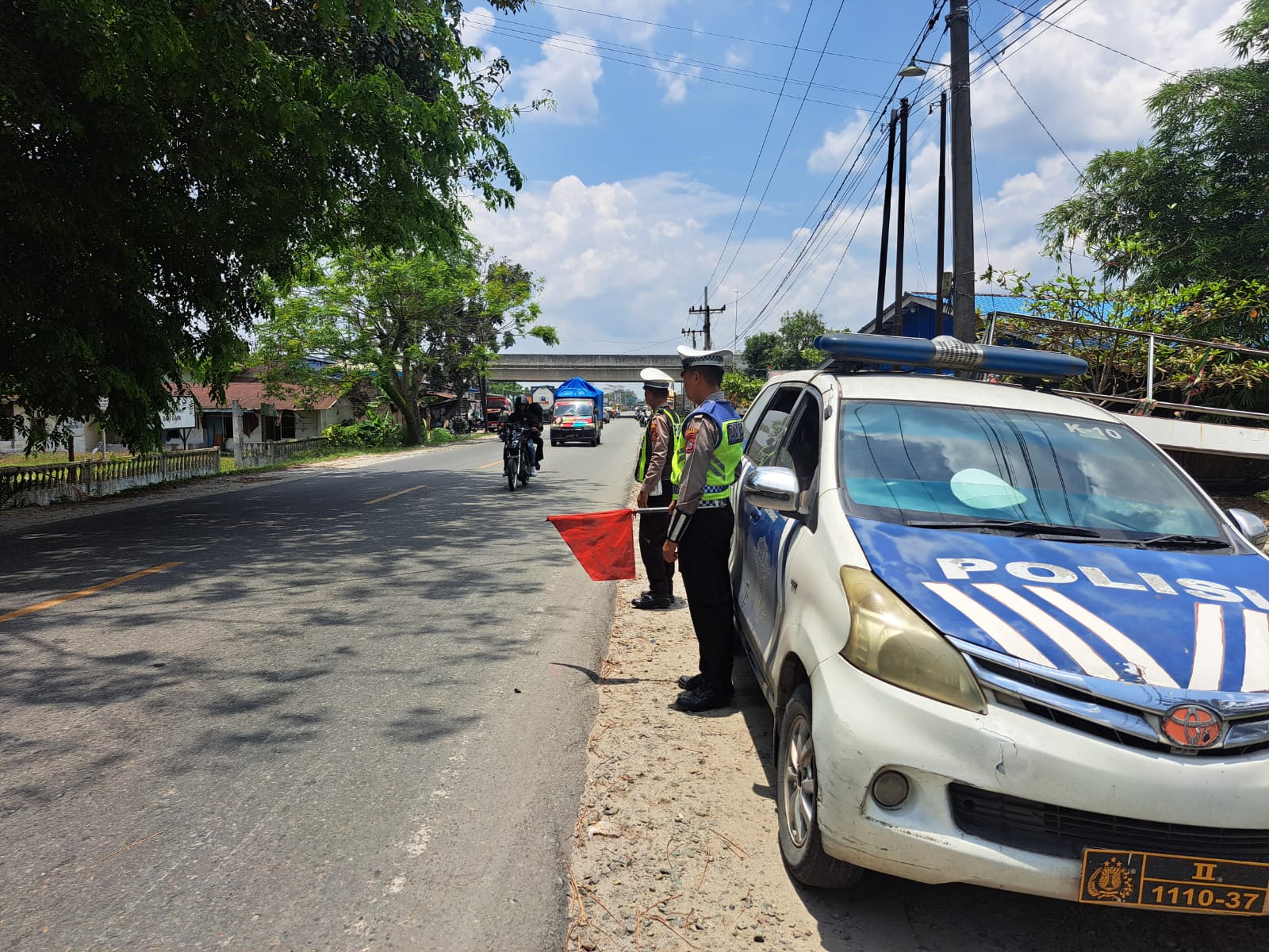 Satlantas Polres Batu Bara patroli jalinsum, kenakan bendera merah di lokasi rawan untuk mengingatkan pengendara