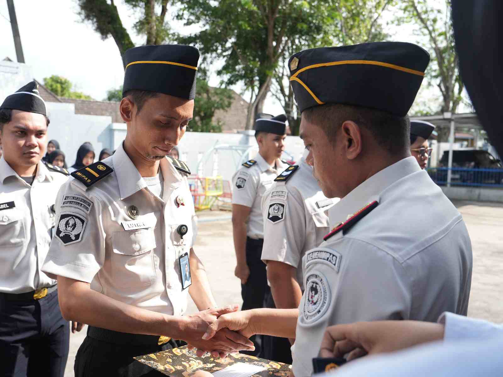 Rutan Pangkalan Brandan Gelar Apel Penyematan Kenaikan Pangkat dan Pemberian Penghargaan Pegawai Teladan