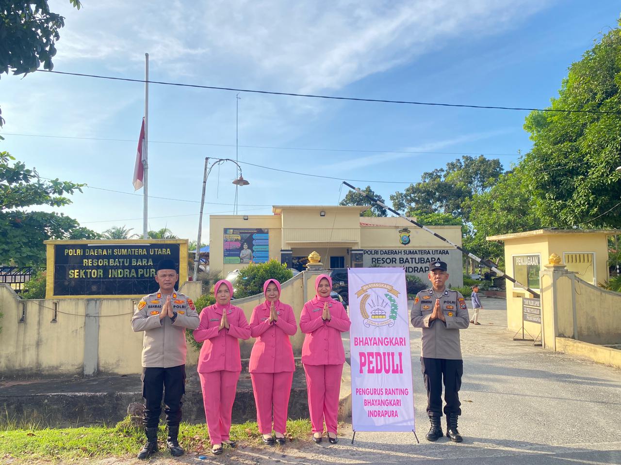 Kapolsek Indrapura Gelar Kegiatan Humanis Berbagi Takjil Sebagai Bentuk Kepedulian di Bulan Ramadhan