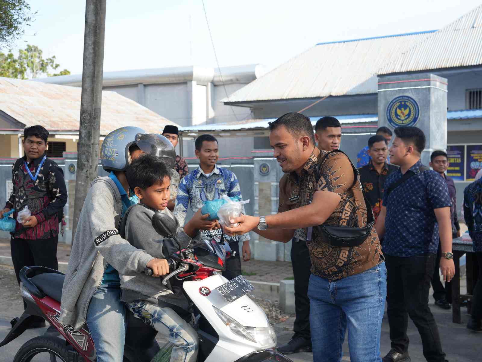 Rutan Pangkalan Brandan Gelar Berbagi Takjil untuk Masyarakat Sekitar