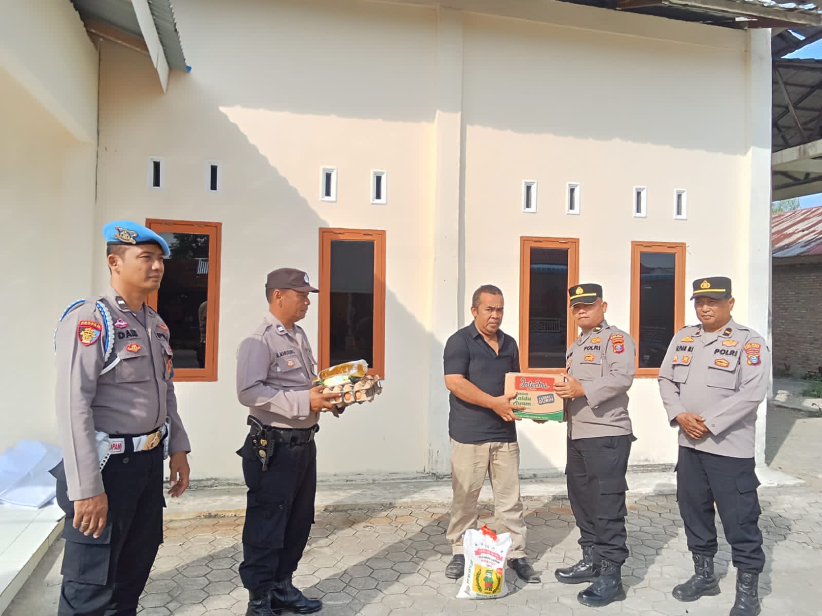 Kapolsek Labuhan Ruku Laksanakan Kegiatan Minggu Kasih dengan Berikan Bantuan Sembako kepada Kaum Dhuafa